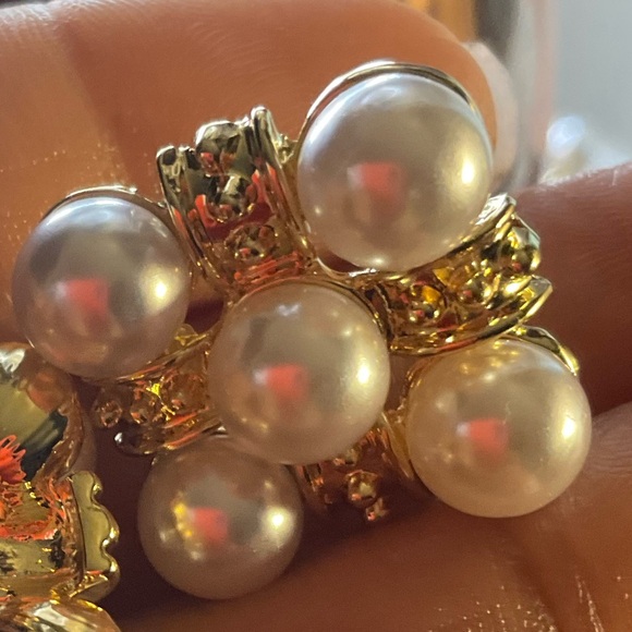 Elegant Gold and Pearl Earrings - Picture 5 of 7